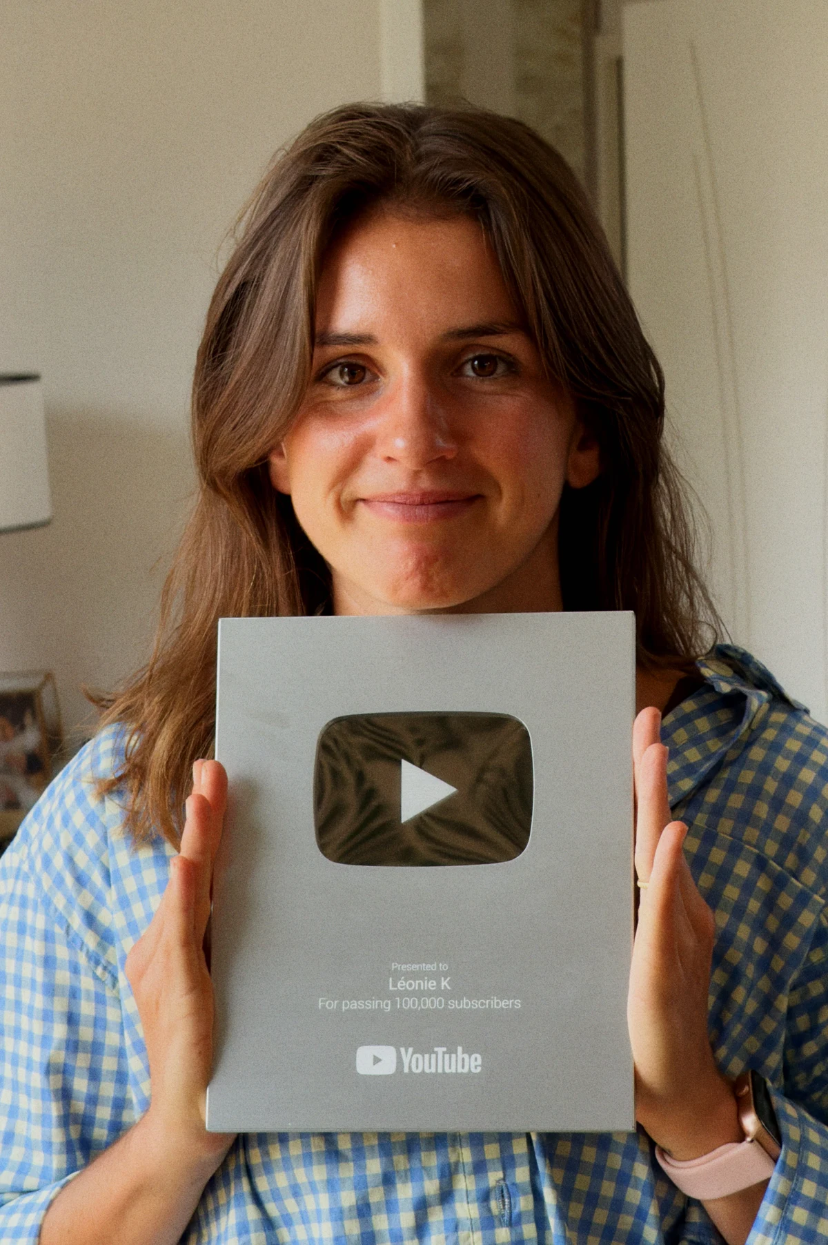 Léonie K avec son trophée YouTube des 100 000 abonnés